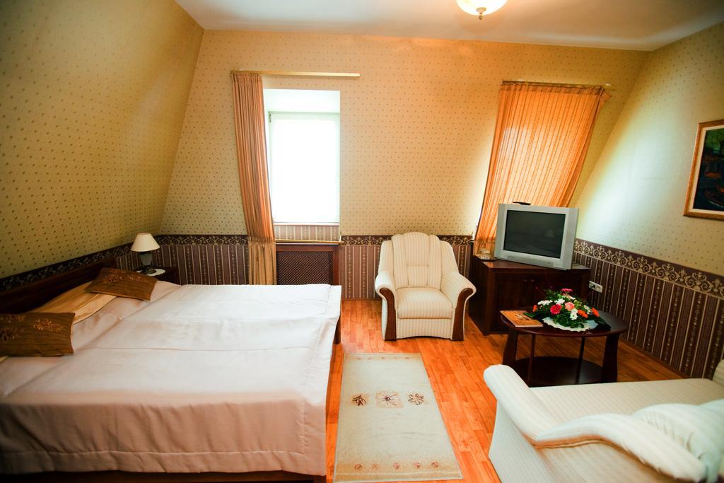 Goecsej Palatinus Etterem Es Panzio Aparthotel Zalaegerszeg Δωμάτιο φωτογραφία