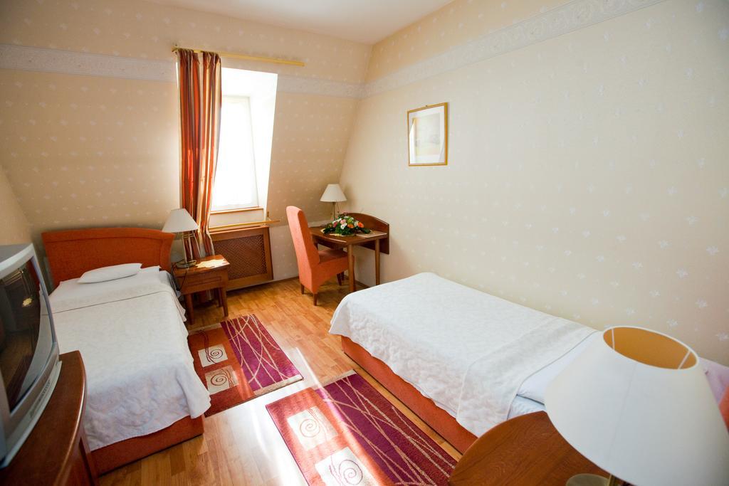 Goecsej Palatinus Etterem Es Panzio Aparthotel Zalaegerszeg Δωμάτιο φωτογραφία
