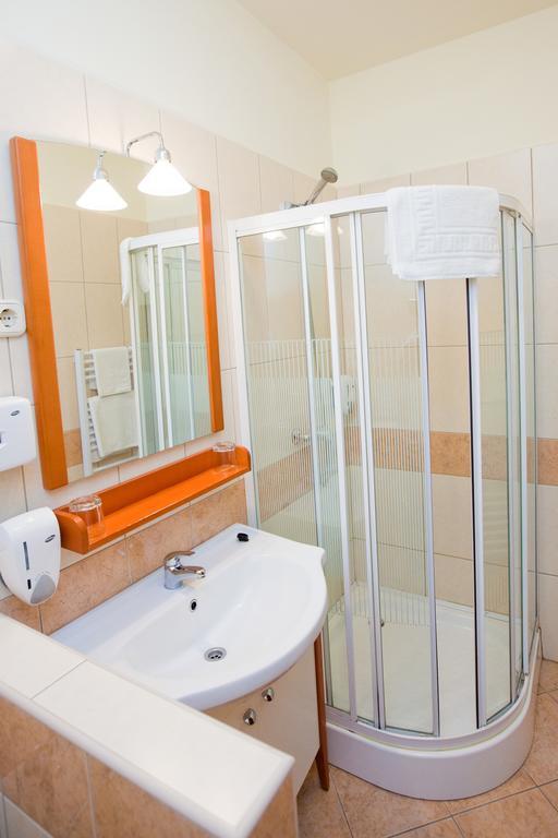 Goecsej Palatinus Etterem Es Panzio Aparthotel Zalaegerszeg Δωμάτιο φωτογραφία
