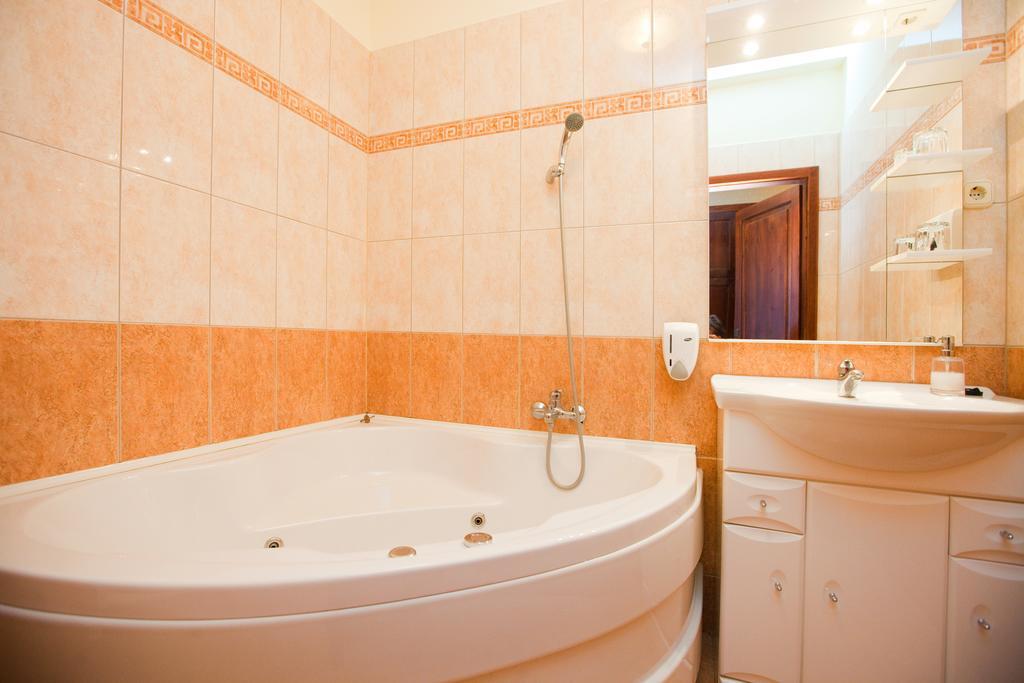 Goecsej Palatinus Etterem Es Panzio Aparthotel Zalaegerszeg Δωμάτιο φωτογραφία